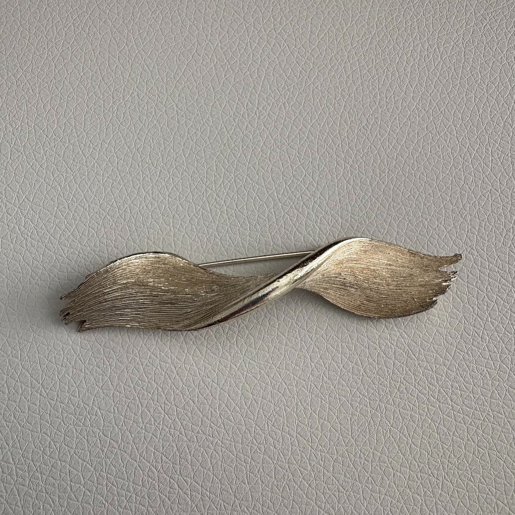 Vintage Lisner Matte Silver Tone Twisted Ribbon Design Brooch